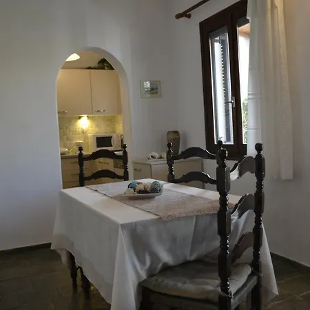 Semesterbostad Charming Traditional House In Agia Anna Beach *